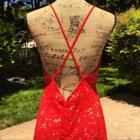 Red guipure lace open back dress - Picture 5 of 9